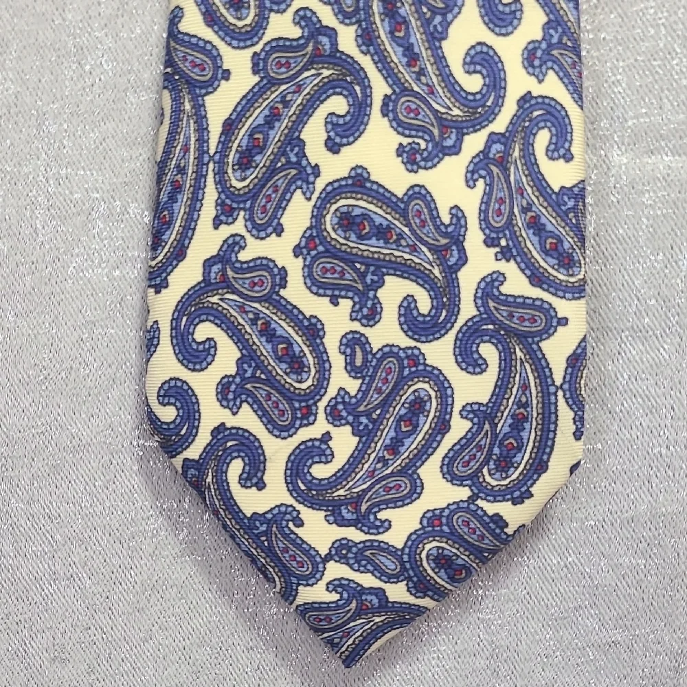 100% Silk MARC LEWIS Paisley Tie in‎ Navy and Cream Imported From ITALY